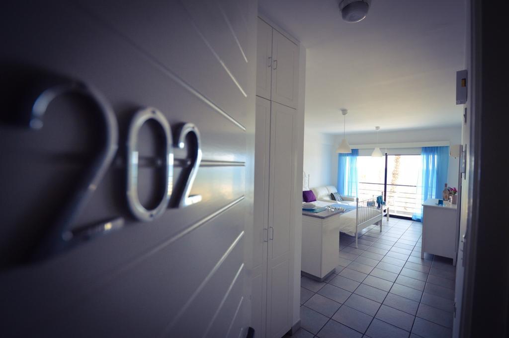 Krasas Beach Apartment Rentals Larnaca Bilik gambar